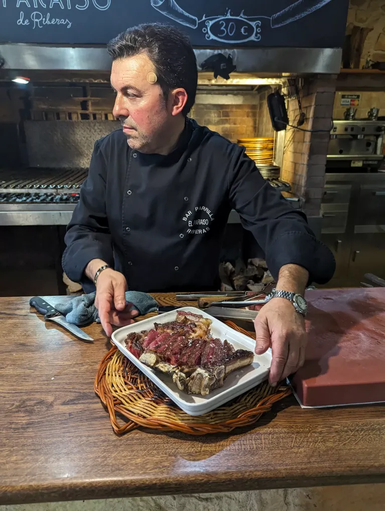 Jose González troceando un chuletón de vaca