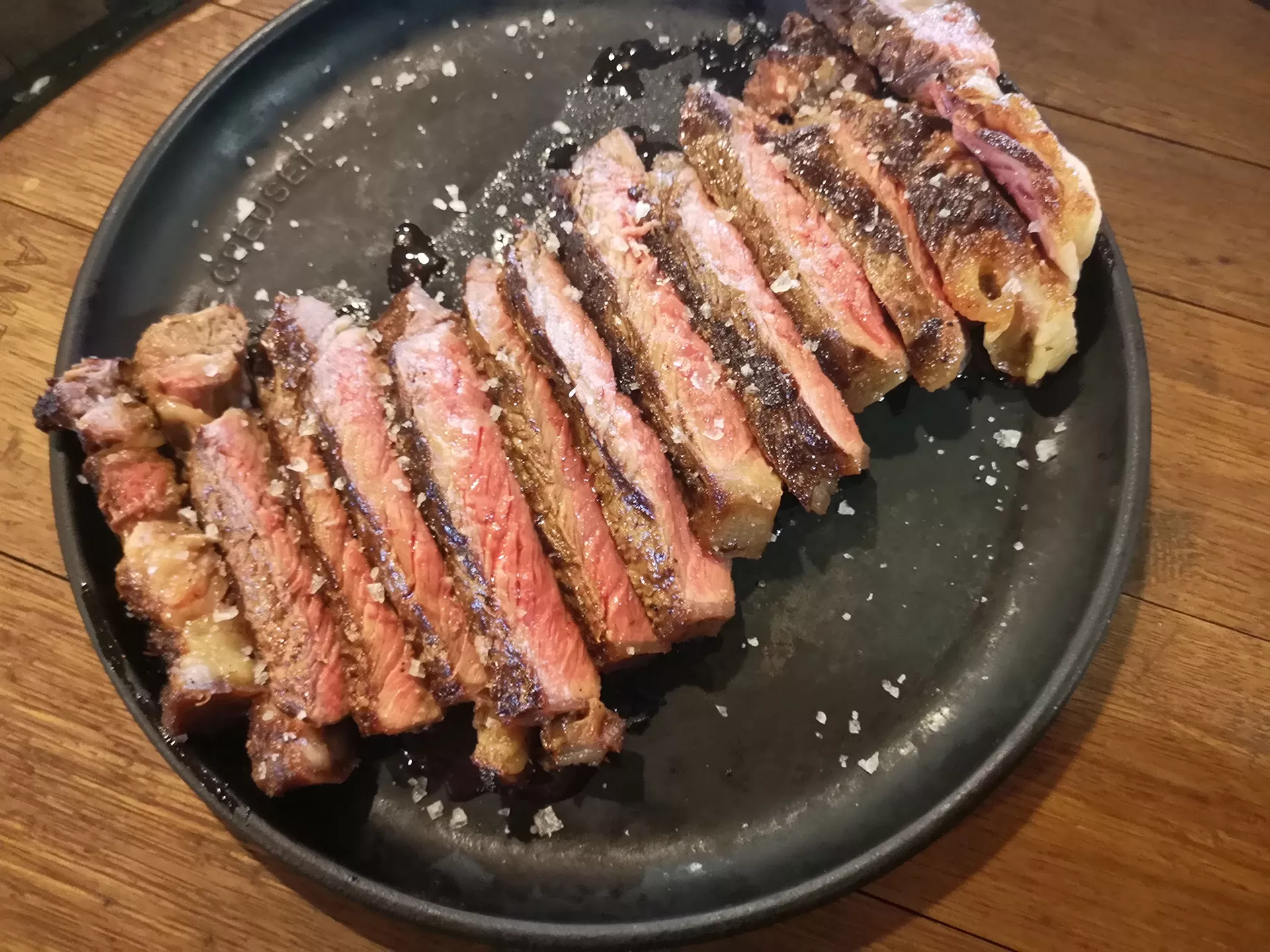 chuleta de ternera cortada en tiras en un plato