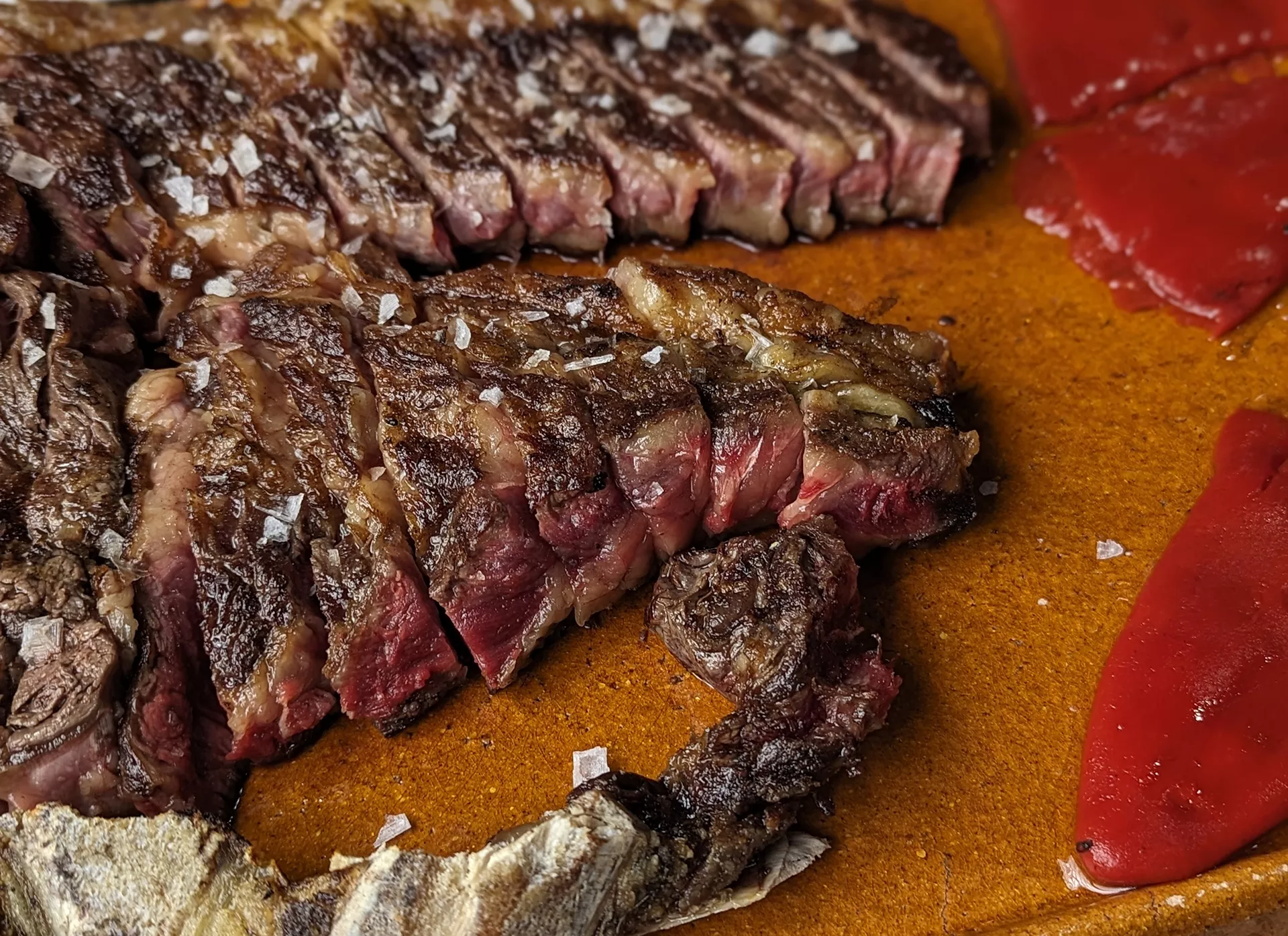 chuleton de ternera con hueso y pimientos del piquillo