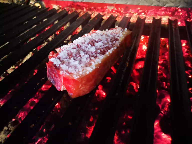 Chuletón a la brasa con sal, sobre la parrilla
