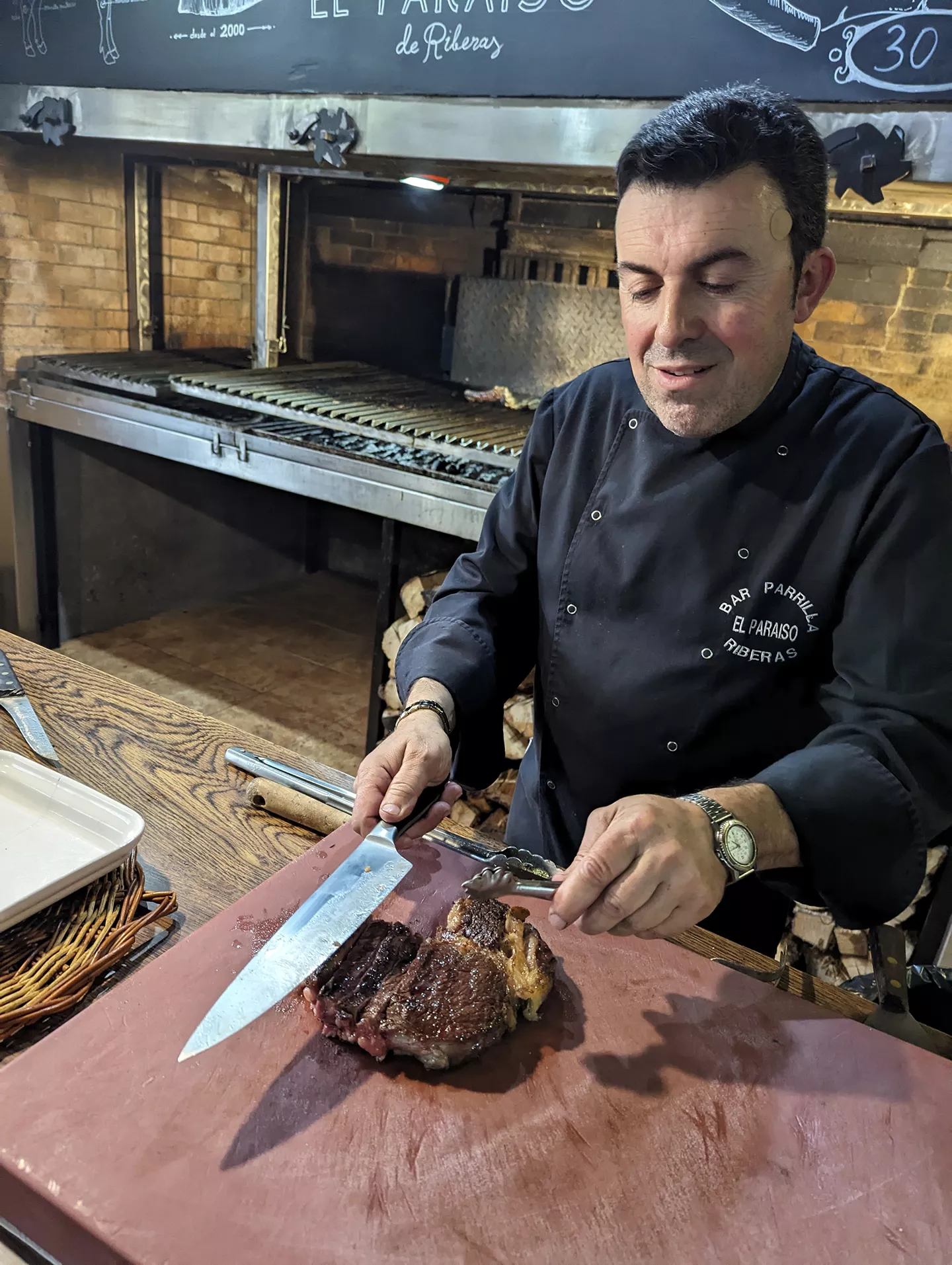 Jose González en la parrilla del Paraíso de Riberas